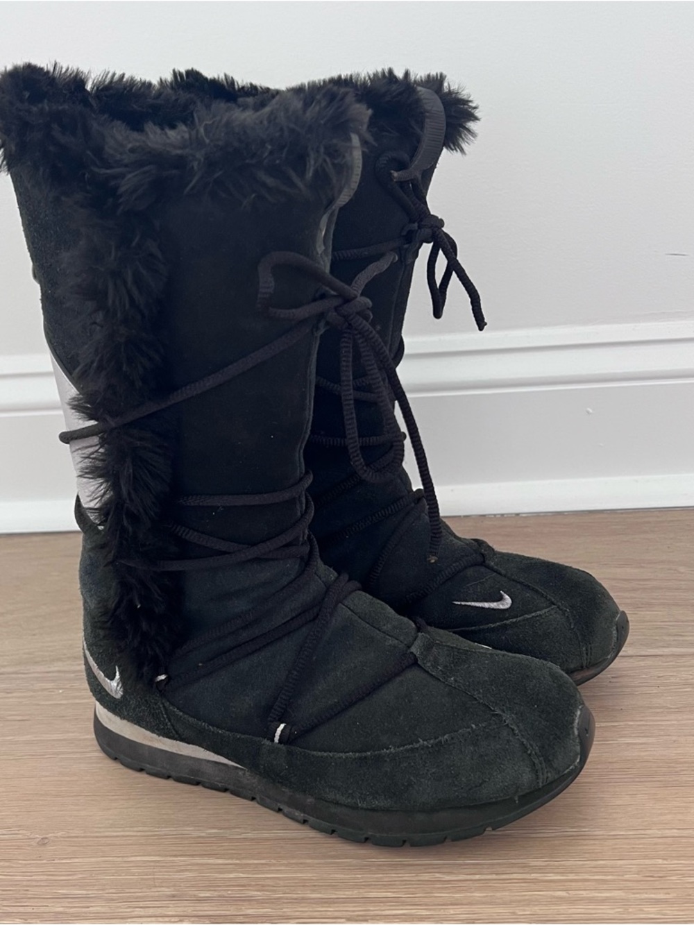 Vtg Y2K NIKE Women's Faux Fur Trim Suede Snow Winter Boots Black Silver Size 7